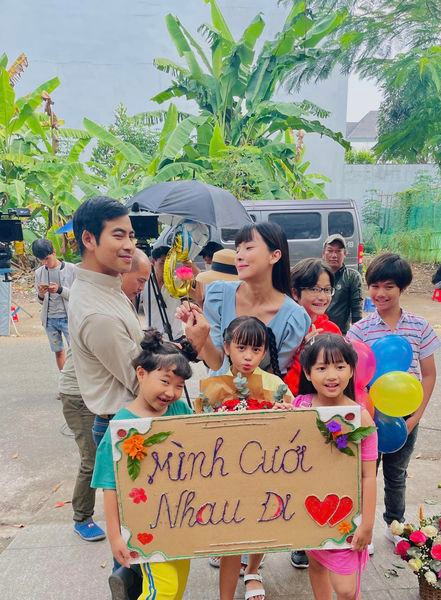 Trên trang cá nhân, nam diễn viên thường xuyên chia sẻ hình ảnh trên phim trường.