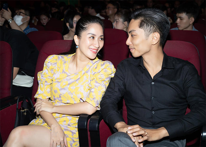 Hai vợ chồng Khánh Thi - Phan Hiển luôn sánh đôi trong mọi sự kiện và luôn khiến fan tan chảy vì những ánh mắt, cử chỉ tình tứ họ dành cho nhau.