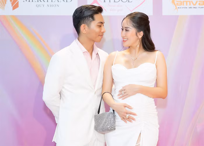 Ngày 8/3/2023, Khánh Thi chia sẻ cô đang mang thai con thứ ba với Phan Hiển.