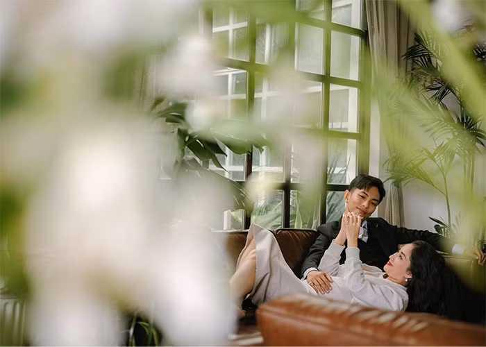 Mang thai ở tuần thứ 26 nhưng nhìn Khánh Thi vẫn rất gọn gàng, không bị nặng nề quá. Cô vẫn luôn sát cánh bên chồng trong mọi sự kiện, hỗ trợ Phan Hiển lên lịch tập và thi đấu.