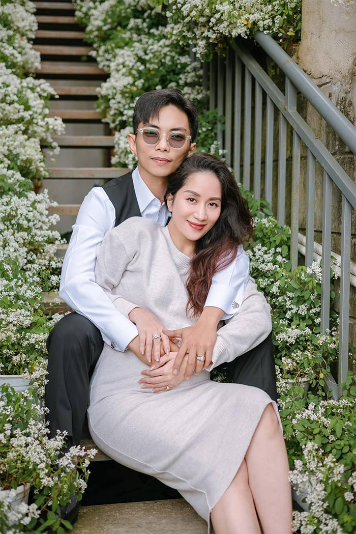 Ba bau Khanh Thi khoe khoanh khac tinh tu ben chong tre