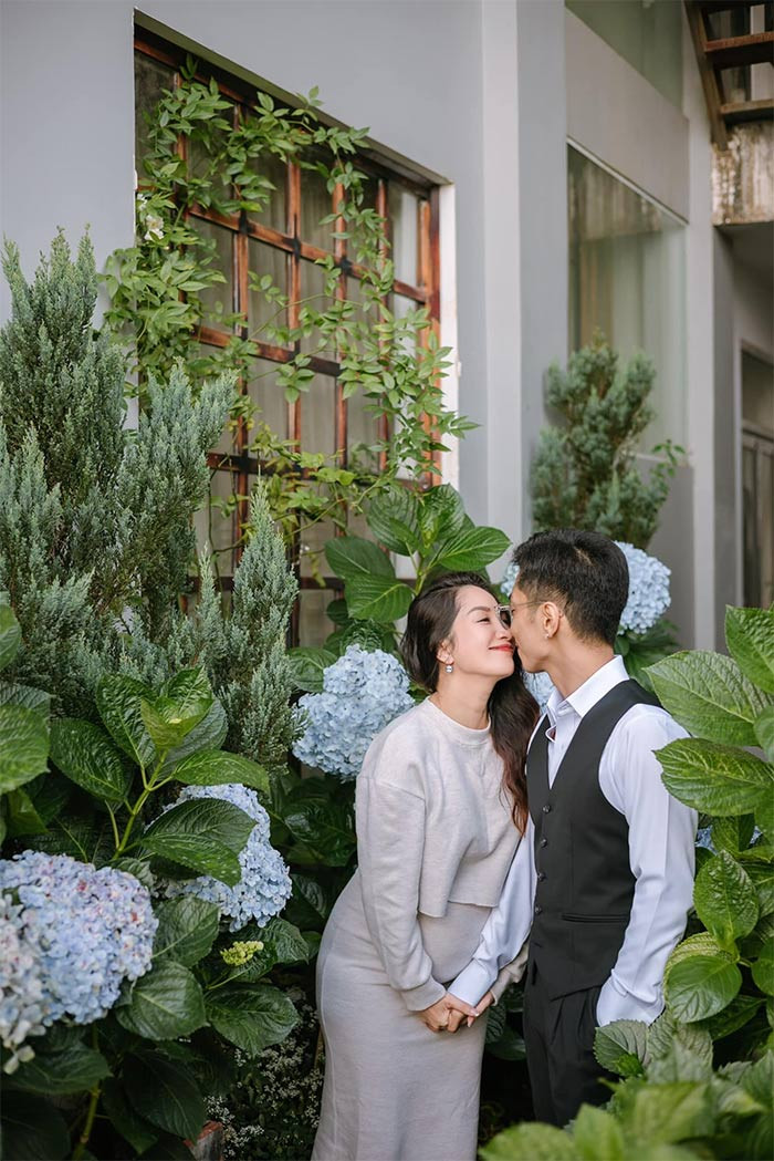 Vợ chồng Khánh Thi dành cho nhau những cử chỉ tình tứ như những cặp đôi mới yêu nhau.