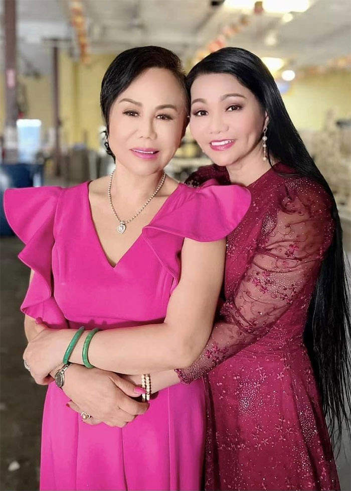 Khi sang Mỹ định cư, Ngọc Huyền từng ở nhờ nhà danh ca Thanh Tuyền. Hai người sau này thành mối quan hệ mẹ chồng - nàng dâu rất tốt đẹp.