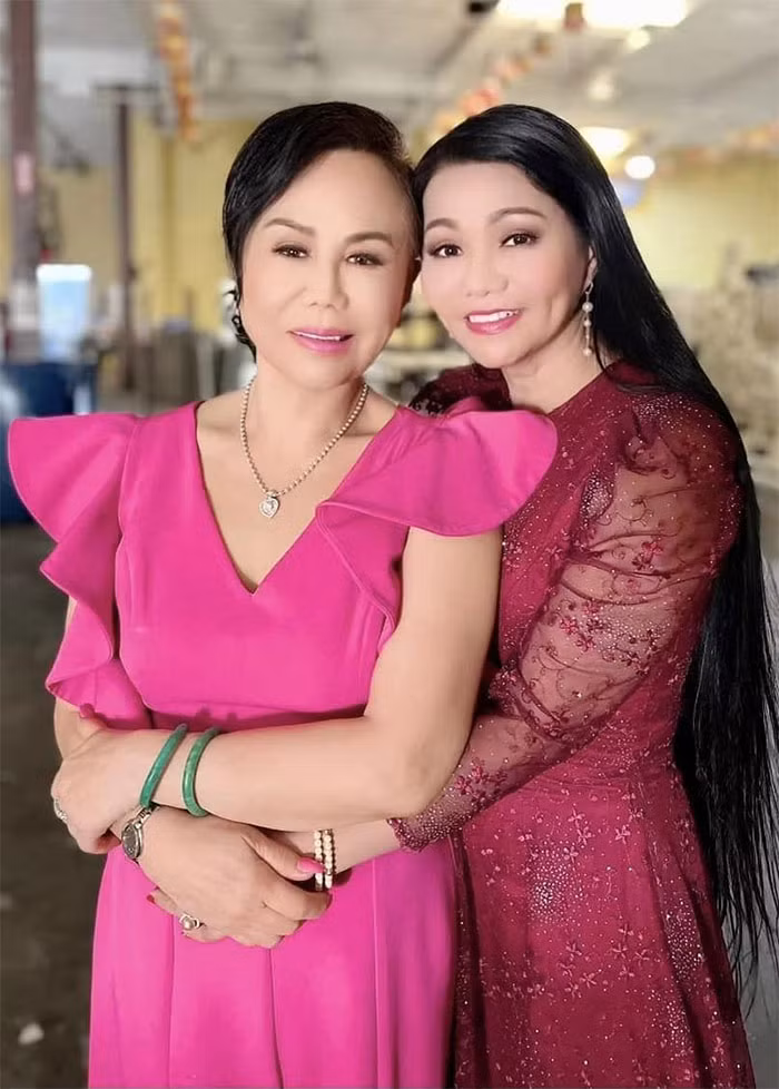 Khi sang Mỹ định cư, Ngọc Huyền từng ở nhờ nhà danh ca Thanh Tuyền. Hai người sau này thành mối quan hệ mẹ chồng - nàng dâu rất tốt đẹp.