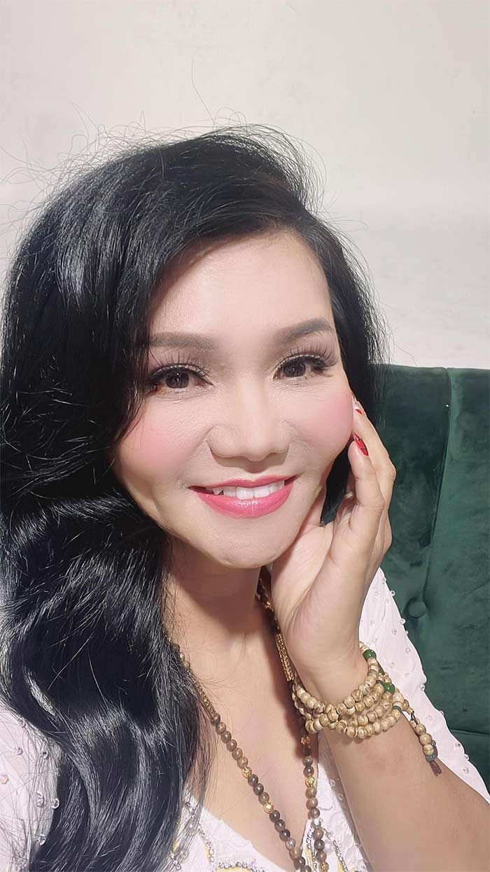 Bản thân Ngọc Huyền, ngoài ca hát, cô còn kinh doanh mỹ phẩm nên có thu nhập tốt và đang tận hưởng một cuộc sống viên mãn nhiều người mơ ước.