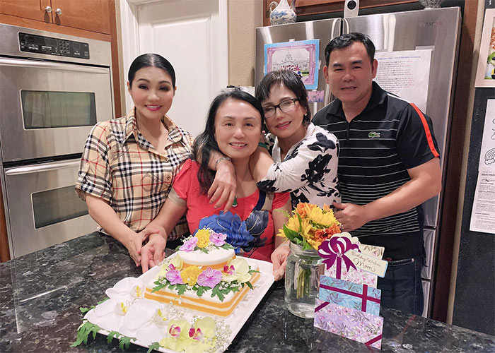 Ngọc Huyền thường mời mẹ chồng tới nhà riêng dùng bữa cùng bố mẹ đẻ mình. Mọi người trong gia đình đối xử với nhau rất thân thiết, không phân biệt dâu, rể.