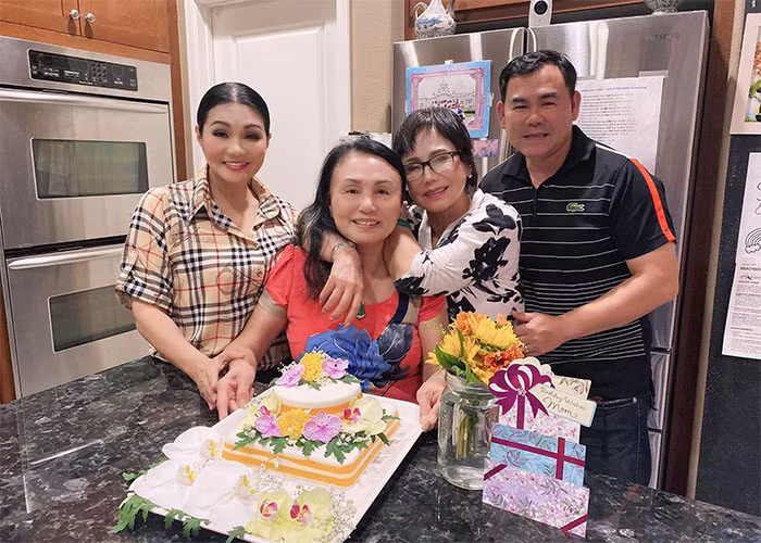 Ngọc Huyền thường mời mẹ chồng tới nhà riêng dùng bữa cùng bố mẹ đẻ mình. Mọi người trong gia đình đối xử với nhau rất thân thiết, không phân biệt dâu, rể.