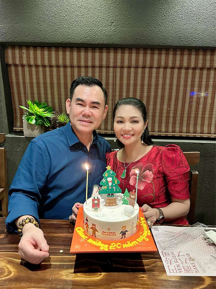 Cuộc sống hôn nhân của nữ nghệ sĩ rất viên mãn khi có chồng vừa là điểm tựa vật chất lẫn tinh thần. Chồng Ngọc Huyền sau khi rời quân ngũ đã có sự nghiệp kinh doanh thành công, lo cho vợ con cuộc sống rất đầy đủ.