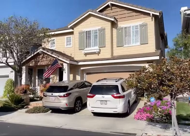 Chồng Ngọc Huyền mua hẳn một căn nhà riêng trị giá 2 triệu đô để hai vợ chồng ở riêng. Không những thế Ngọc Huyền còn được chồng tạo điều kiện để đưa bố mẹ ruột từ Việt Nam sang ở chung, phụ giúp cùng trông nom con cái.