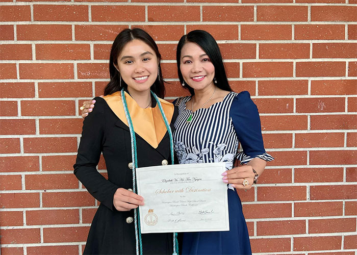 Cô cũng được mẹ chồng Thanh Tuyền khen ngợi hết lời. Theo bà, Ngọc Huyền vừa giỏi nghề vừa đảm đang việc nhà, dạy con rất khéo.