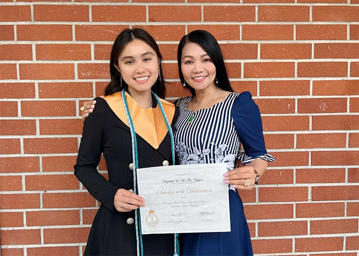 Cô cũng được mẹ chồng Thanh Tuyền khen ngợi hết lời. Theo bà, Ngọc Huyền vừa giỏi nghề vừa đảm đang việc nhà, dạy con rất khéo.