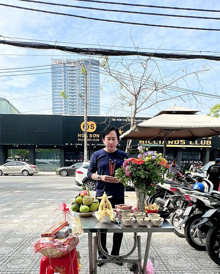 Đầu năm 2023, Kim Tử Long mở lại nhà hàng nướng BBQ mà anh từng phải đóng cửa trong thời gian dịch COVID-19.