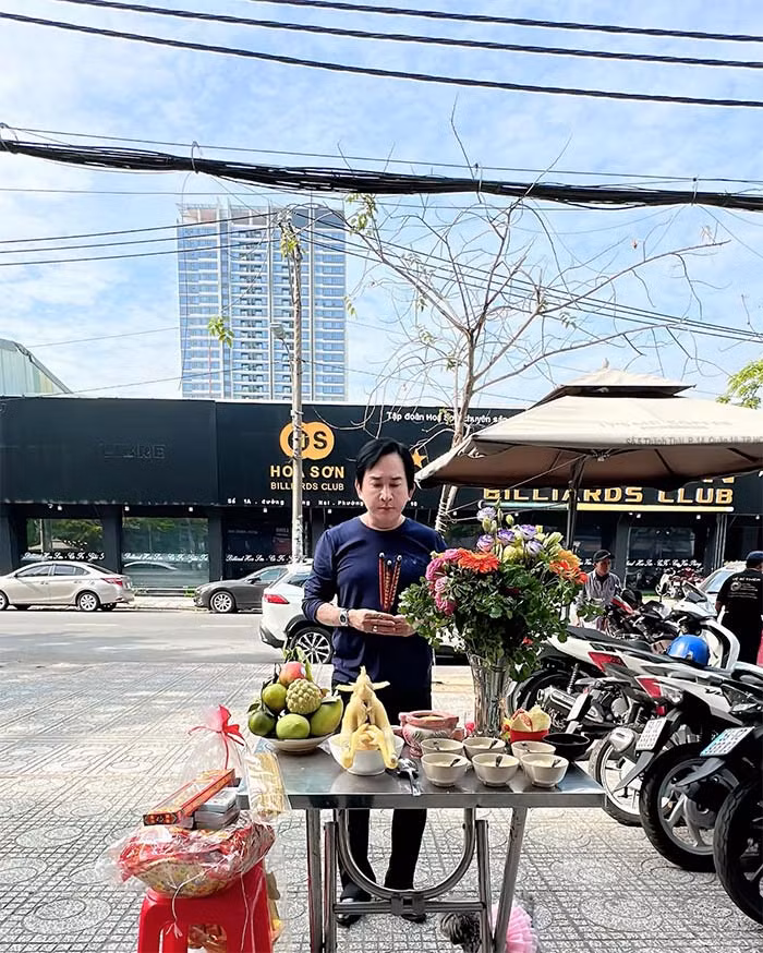 Đầu năm 2023, Kim Tử Long mở lại nhà hàng nướng BBQ mà anh từng phải đóng cửa trong thời gian dịch COVID-19.