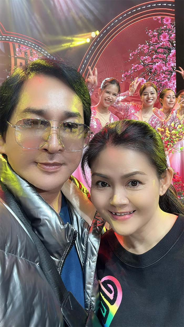 Nam nghệ sĩ cũng rất chăm chỉ lên livestream bán hàng online cùng vợ.