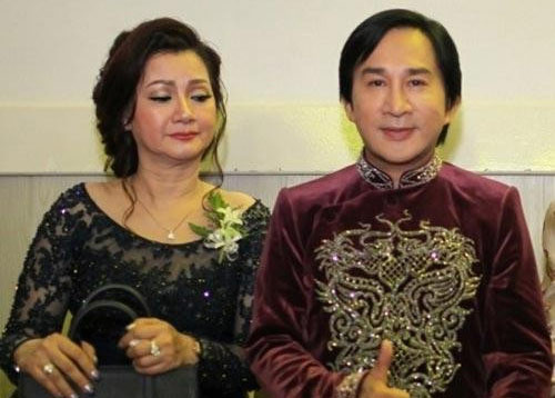 Người vợ đầu của Kim Tử Long từng là khán giả của anh. “Ông vua cải lương” gặp người vợ đầu tiên năm 20 tuổi. Họ tìm hiểu và sống chung trong 4 năm nhưng sau đó chia tay và có một con chung là nữ diễn viên Maika. (Ảnh: Tiền phong)