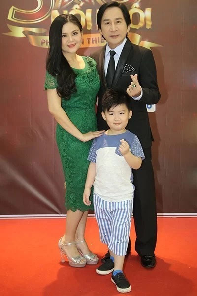 Sau 2 cuộc hôn nhân đổ vỡ, Kim Tử Long ở tuổi 54 có cuộc hôn nhân viên mãn bên nghệ sĩ cải lương Trinh Trinh - cháu ruột NSND Thanh Tòng và là chị họ của NSƯT Quế Trân. Hai người có với nhau hai con trai chung. (Ảnh: Vietnamnet)