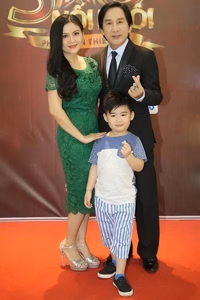 Sau 2 cuộc hôn nhân đổ vỡ, Kim Tử Long ở tuổi 54 có cuộc hôn nhân viên mãn bên nghệ sĩ cải lương Trinh Trinh - cháu ruột NSND Thanh Tòng và là chị họ của NSƯT Quế Trân. Hai người có với nhau hai con trai chung. (Ảnh: Vietnamnet)