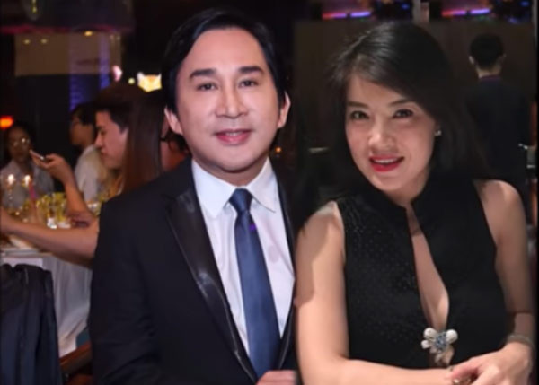 Người vợ thứ hai của Kim Tử Long là Cẩm Tú - em gái của danh thủ Hồng Sơn. Hai người tổ chức đám cưới vào năm 1998 và có hai con Hoàng Gia Linh, Hoàng Gia Hân. (Ảnh: Tiền phong)