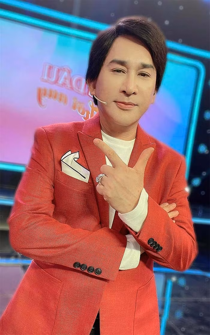 Đồng thời nam nghệ sĩ sinh năm 1966 cũng đính chính tin đồn anh bị trượt xét duyệt NSND vì quá khứ đánh bạc. NSƯT Kim Tử Long cho rằng những gì xảy ra trong quá khứ đã được làm rõ bằng pháp luật nên anh tha thiết mong muốn khán giả và truyền thông nhìn nhận vụ việc như một sự cố vô tình và đừng xem anh như con nghiện cờ bạc.