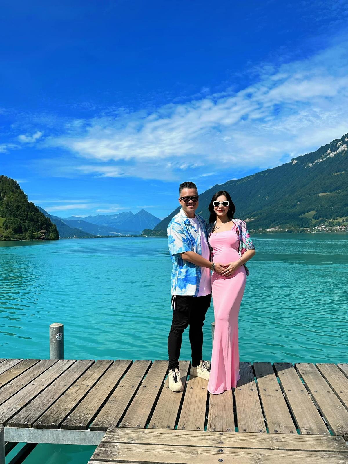 Dù bụng bầu vượt mặt nhưng hot girl Hà thành đời đầu vẫn giữ được vóc dáng gọn gàng, không lên cân quá nhiều.