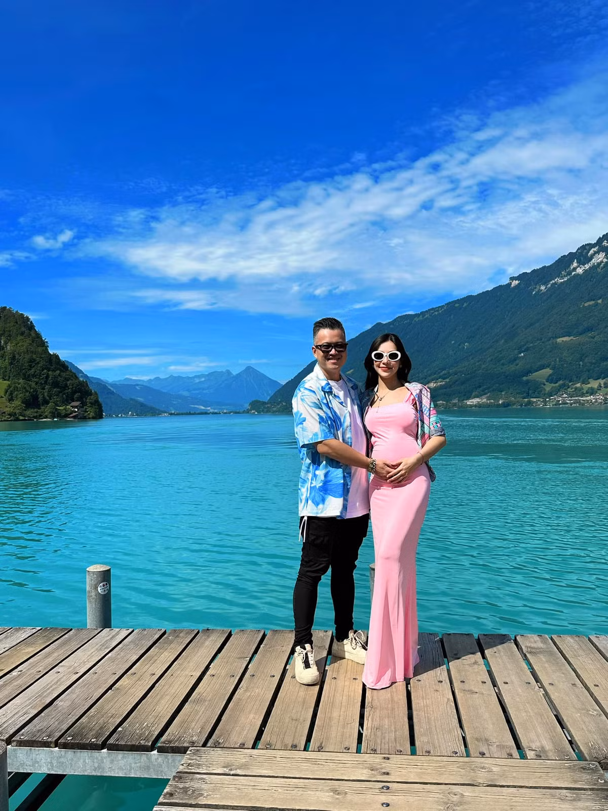 Dù bụng bầu vượt mặt nhưng hot girl Hà thành đời đầu vẫn giữ được vóc dáng gọn gàng, không lên cân quá nhiều.