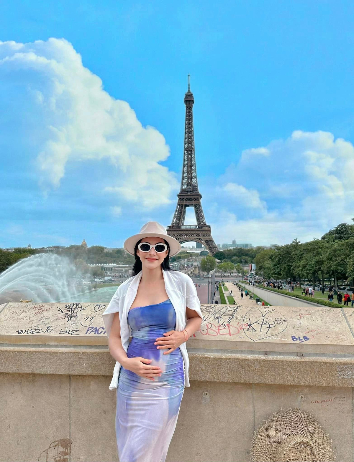 Trong chuyến du lịch cùng ông xã, bà mẹ hai con chọn những chiếc đầm ôm vừa vặn, lộ rõ bụng bầu nhưng vẫn không kém phần xinh đẹp và gợi cảm.