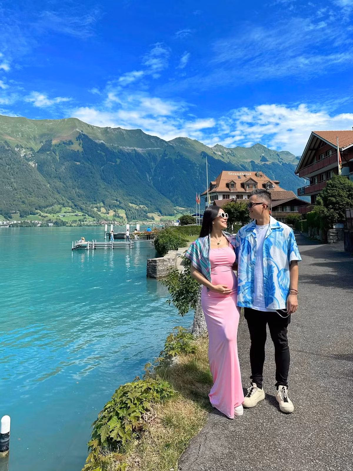 Lưu Đê Ly bày tỏ: "Chúc mừng sinh nhật bạn. Người bạn đồng hành, bạn tri kỷ, bạn cùng chiến tuyến, bạn cùng giường! Vẫn luôn là như thế. Năm nay mình không chuẩn bị gì. Chỉ có món quà to nhất này tặng bạn. Có thêm thành viên mới, mong bạn sẽ luôn vững vàng và thành công hơn nữa trong sự nghiệp! Mình và các con sẽ luôn ở bên bạn".