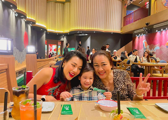 Được bố mẹ giúp chăm sóc con trai, Hoàng Oanh có nhiều thời gian dành cho bản thân và sự nghiệp hơn. Cô dần lấy lại thăng bằng trong cuộc sống. (Ảnh: FBNV)