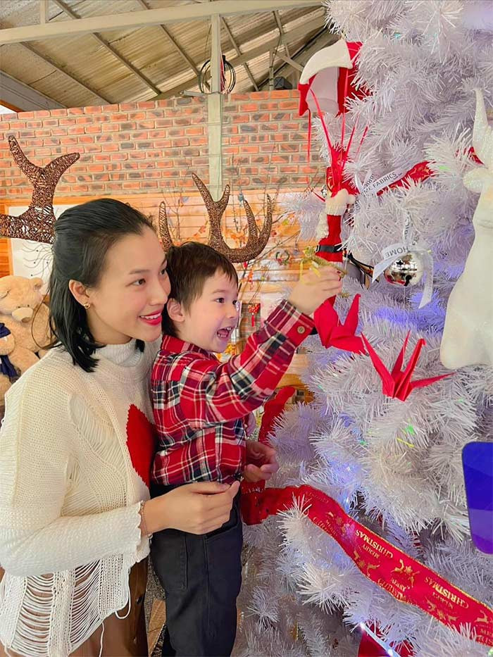 Thời điểm sau ly hôn, một mình đưa con trai Max từ Singapore về nước, Hoàng Oanh đã khóc nhiều, tâm trạng không tốt và có nhiều mối lo lắng về cuộc sống trước mắt của hai mẹ con. (Ảnh: FBNV)