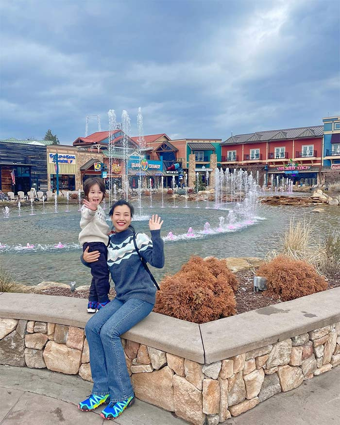 Hoàng Oanh và chồng cũ vẫn cư xử với nhau vui vẻ như đôi bạn thân khi đưa con trai đi chơi ở Mỹ. (Ảnh: FBNV)