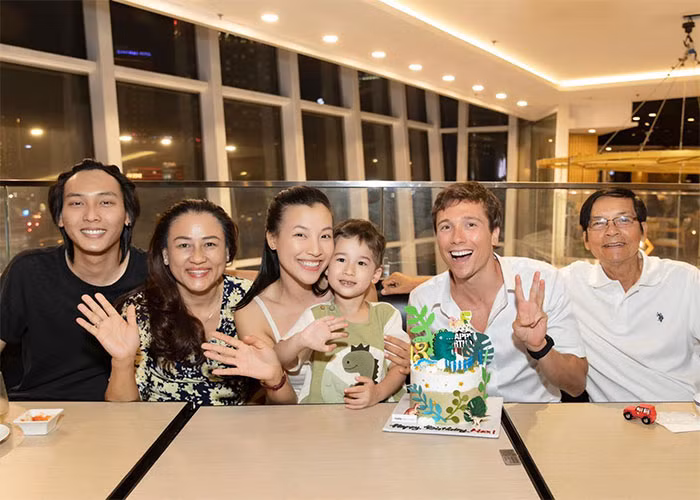 Dịp 1/6 mới đây, cô và chồng cũ cùng nhau đưa con đi chơi ở Việt Nam. Cả hai vui vẻ như chưa từng có chuyện gì xảy ra.