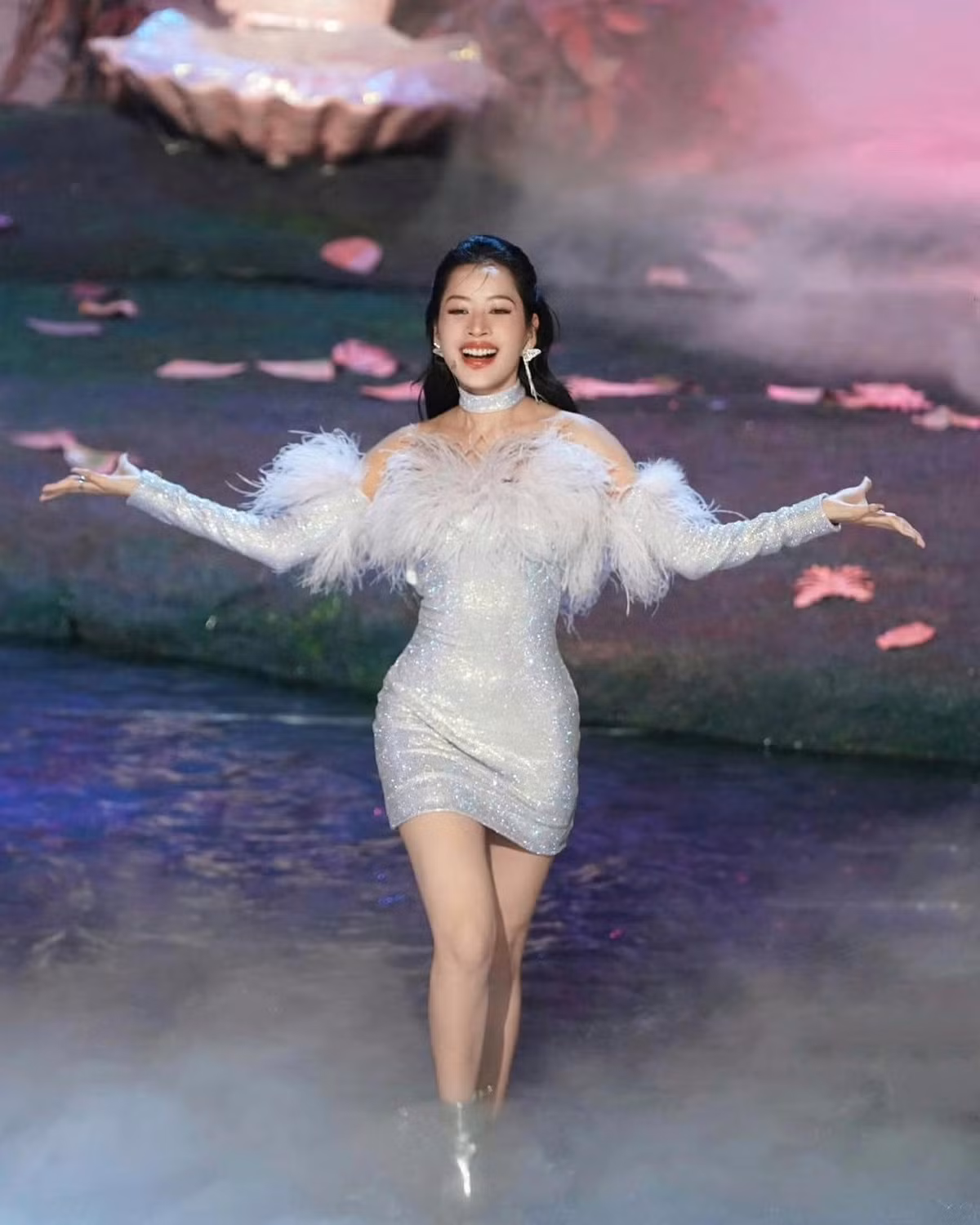 Hoàng Ku cho biết thêm: "Lúc đó cắt cái váy khi Chi đang mặc trên người luôn. Chiếc váy tả tơi phần gấu trông cũng thương lắm ấy. Tôi chưa bao giờ khâu váy trong 1 tình trạng tay nhanh hơn não, đầu óc không có thời gian để phản xạ như vậy luôn. Trong vòng 15 giây, tôi có gắng hết sức chỉ khâu lược được 1/4 chiếc gấu váy. Đang khâu với tốc độ ánh sáng như vậy mà đạo diễn lại hét lớn: ”Dừng hết lại!”, xong cùng lúc các bạn PD lùa Chi Pu vào set quay trong tình trạng mặt hốt hoảng và chiếc váy lem nhem chưa được khâu hoàn chỉnh. Mà một khi tỷ tỷ vào set quay là sẽ bị cô lập với ê-kíp luôn, chúng tôi kiểu “không hiểu chuyện gì xảy ra… rồi lát nữa diễn stage thì sao?… sao lại như thế được?”.