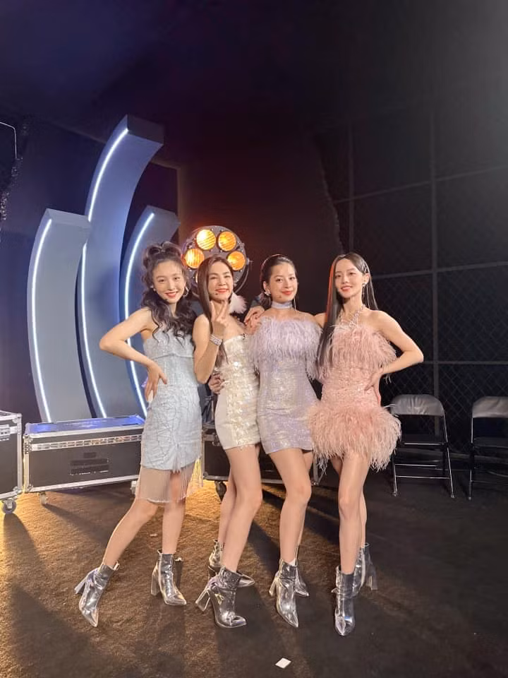 Trước khi có màn biểu diễn thành công với hình ảnh tỏa sáng sân khấu, stylist của Chi Pu tiết lộ hậu trường sửa trang phục đầy "sóng gió". Theo đó, anh chia sẻ: "15 phút trước khi quay hình, tỷ tỷ thay đồ… mới phát hiện ra team phục trang của chương trình làm mất cái vòng cổ. Team phục trang &amp; PD tìm loạn khắp cả trường quay. 2 phút trước khi ghi hình, phải quyết định lấy kéo cắt phần gấu váy để lấy vải may thành vòng cổ. Thế là hai người một người tháo chỉ một người cầm kéo cắt váy xoẹt xoẹt tốc độ ánh sáng. 30 giây trước khi ghi hình đạo diễn lao vào phòng makeup hét lên “Hết giờ rồi! Không khâu nữa”. Các bộ đàm réo liên tục… Chúng tôi cũng hét lên: “Không được. Nghệ sĩ của chúng tôi không thể mặc váy rách ghi hình. Lỗi này đâu phải của chúng tôi. Chúng tôi cần 5 phút để chỉnh lại trang phục!”.