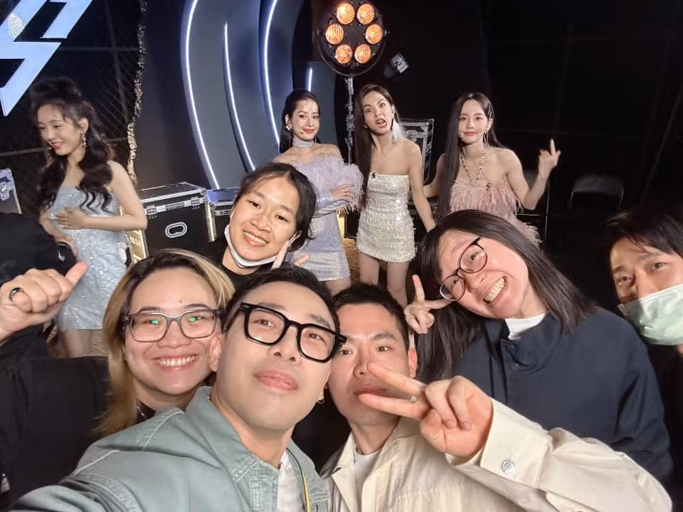 Trên trang cá nhân của mình, Hoàng Ku khiến fan thích thú khi liên tục chia sẻ ảnh cũng như thông tin hậu trường Đạp gió 2023 - show âm nhạc đình đám ở Trung Quốc mà Chi Pu đang tham gia. Cô cùng team với các nghệ sĩ Ella, Ngô Thiến và Trương Gia Nghê.