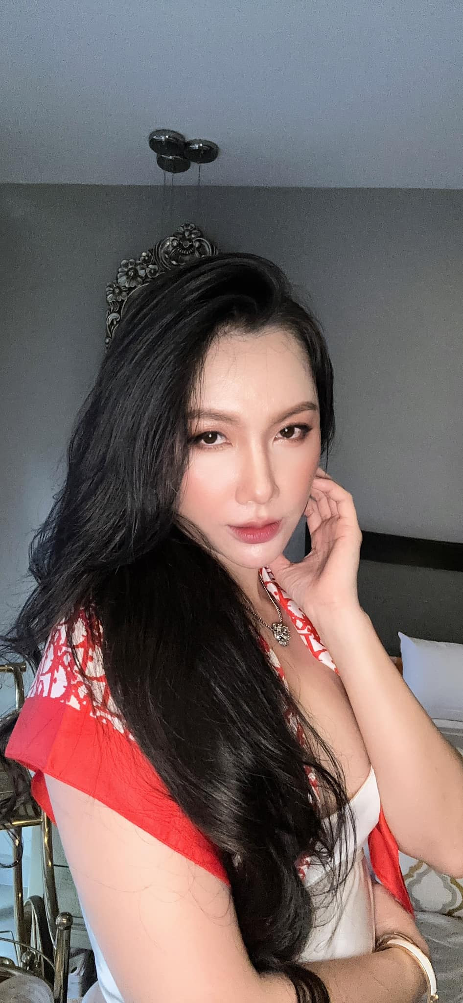 Cựu BTV của VTV chuộng những thiết kế xẻ ngực sâu, cut-out táo bạo, khoe triệt để vòng một căng đầy.