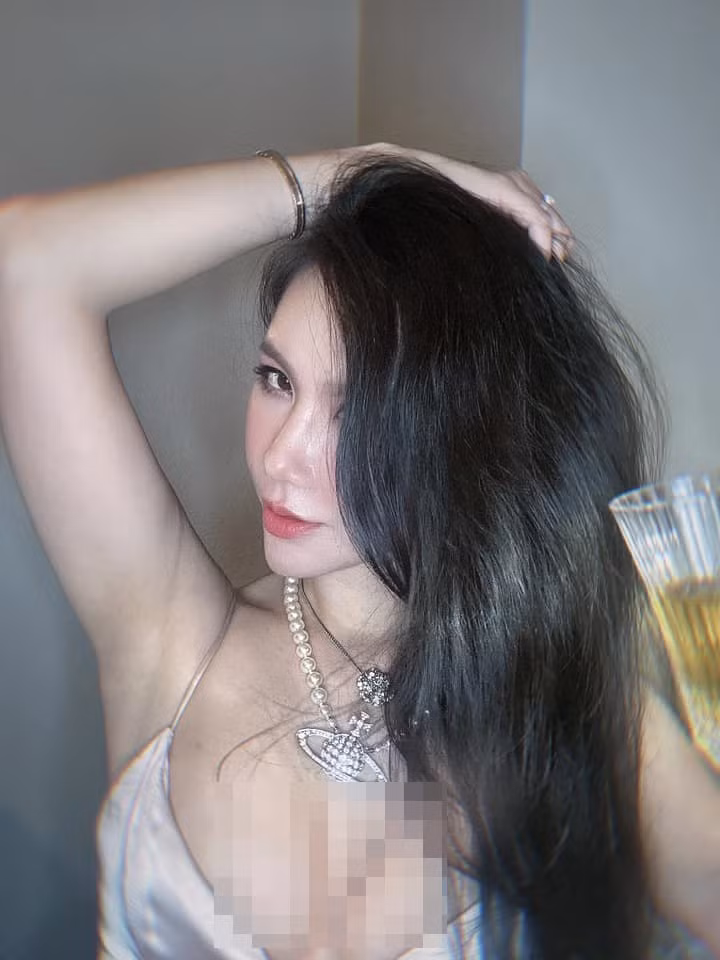 Vài năm trở lại đây, Minh Hà gây chú ý với diện mạo lên xuống thất thường, lúc thì xinh ngất ngây, lúc lại trông như thẩm mỹ hỏng. Tuy vậy, nữ MC "Cà phê sáng" từng phủ nhận chuyện "đụng dao kéo" để có nhan sắc như hiện tại.