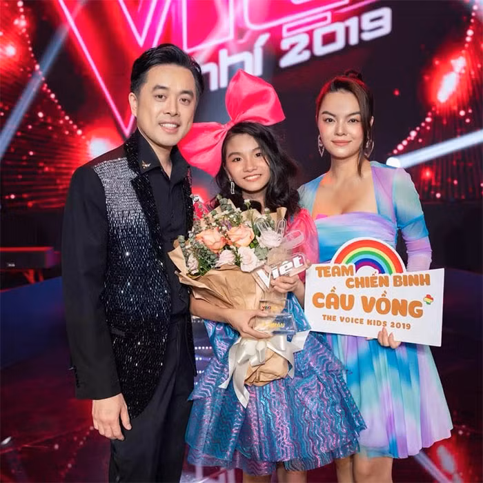  Vũ Linh Đan, 16 tuổi, sinh ra và lớn lên tại Hà Nội, từng đạt giải Á quân Giọng hát Việt nhí 2019, là thí sinh thuộc đội huấn luyện viên Phạm Quỳnh Anh và Dương Khắc Linh.