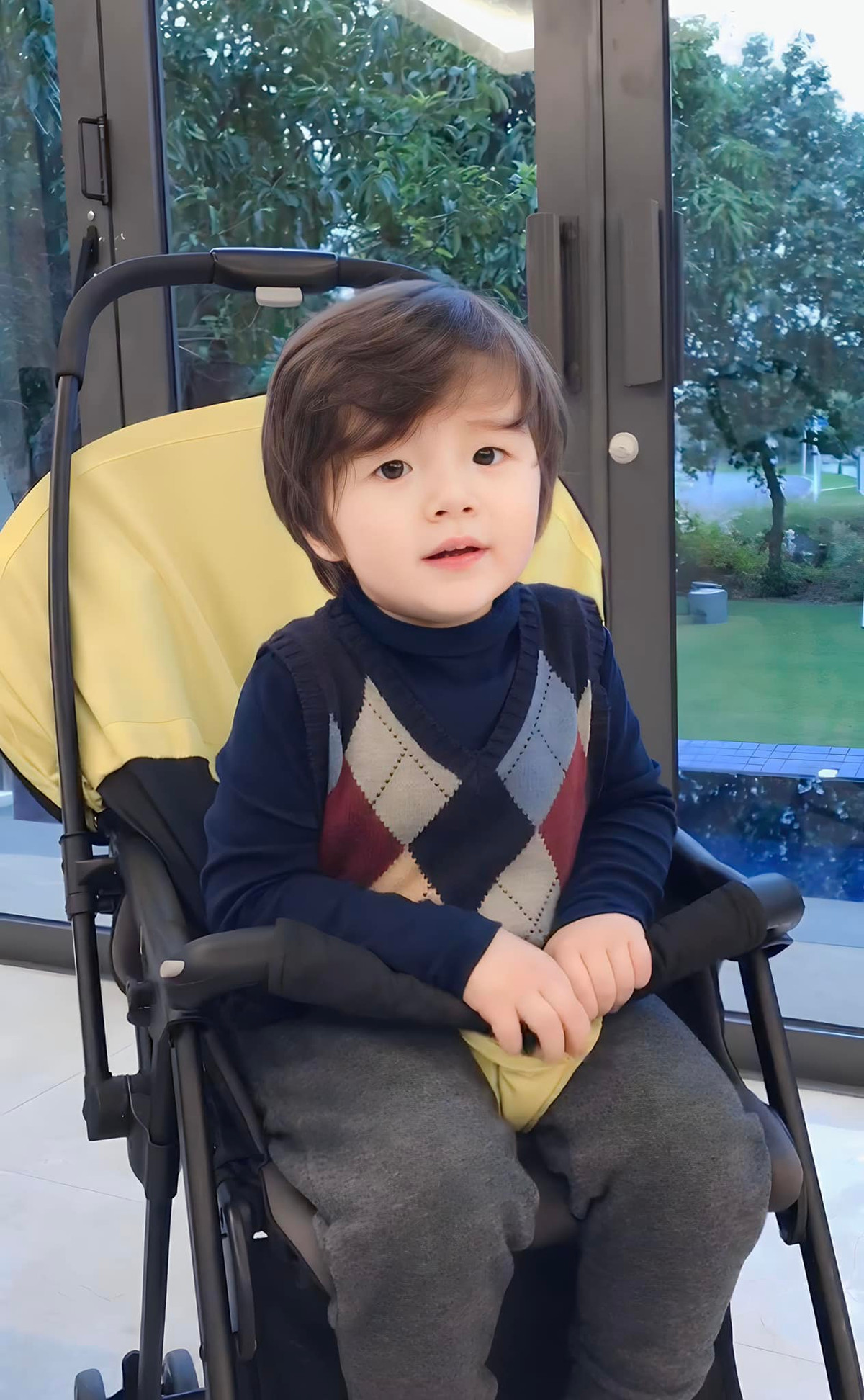 Người hâm mộ theo dõi hành trình lớn lên mỗi ngày của "thiên thần" nhà Elly Trần.