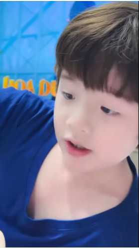  Con trai lai Tây của Elly Trần sở hữu nước da trắng, mái tóc bồng bềnh lãng tử.