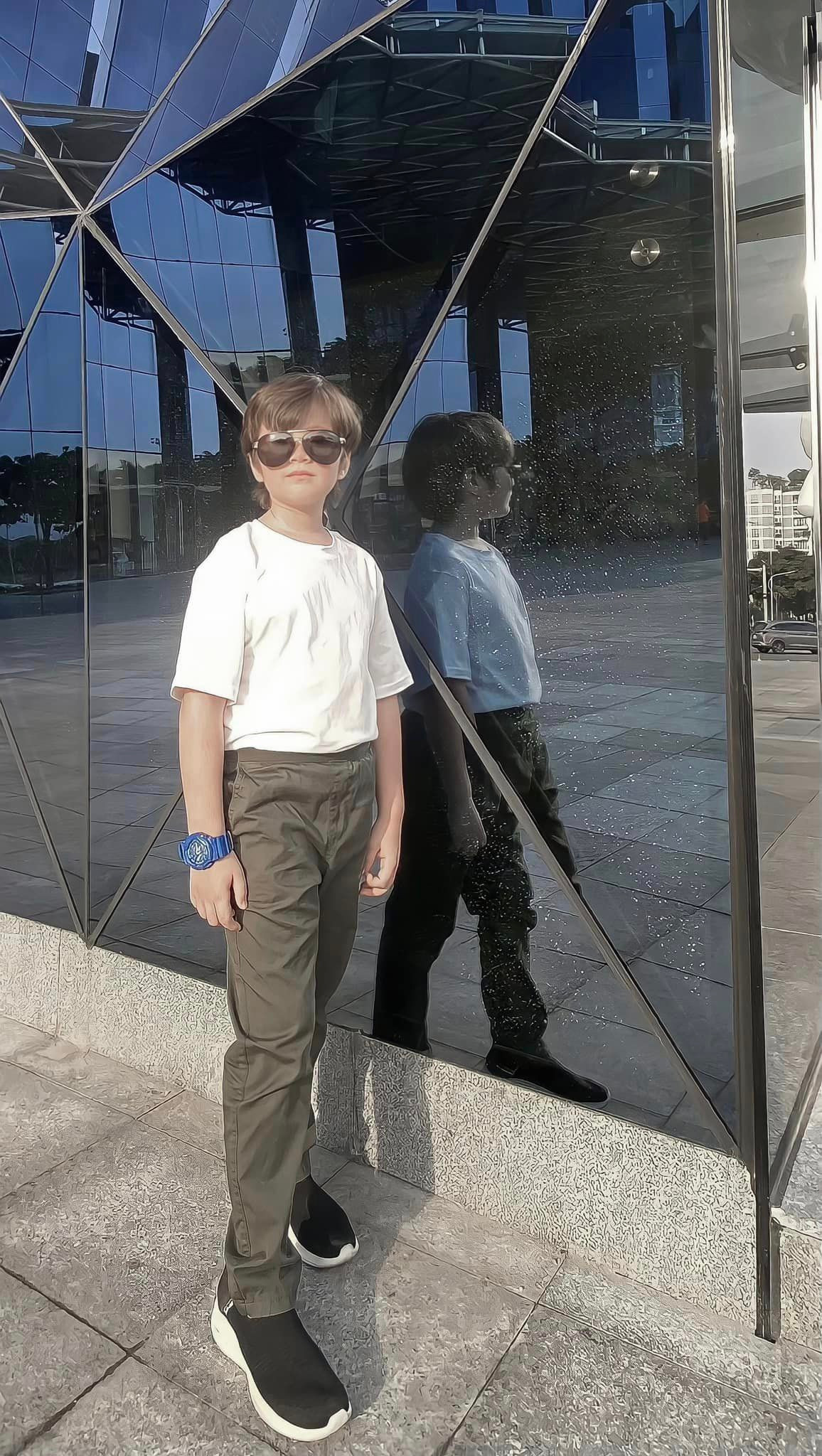 Ngày càng ra dáng "soái ca nhí" nhưng Alfie Túc Mạch vẫn khiến mẹ phải lo lắng vì khả năng nói tiếng Việt chưa tốt ở trên lớp. Để cải thiện thêm khả năng giao tiếp của con, mỹ nhân sinh năm 1987 rèn luyện hằng ngày với con ở nhà và cho bé học thêm tiếng Việt. Mới đây, cô bày tỏ cảm xúc mừng "rơi nước mắt" khi con hoàn thành xuất sắc khóa học.