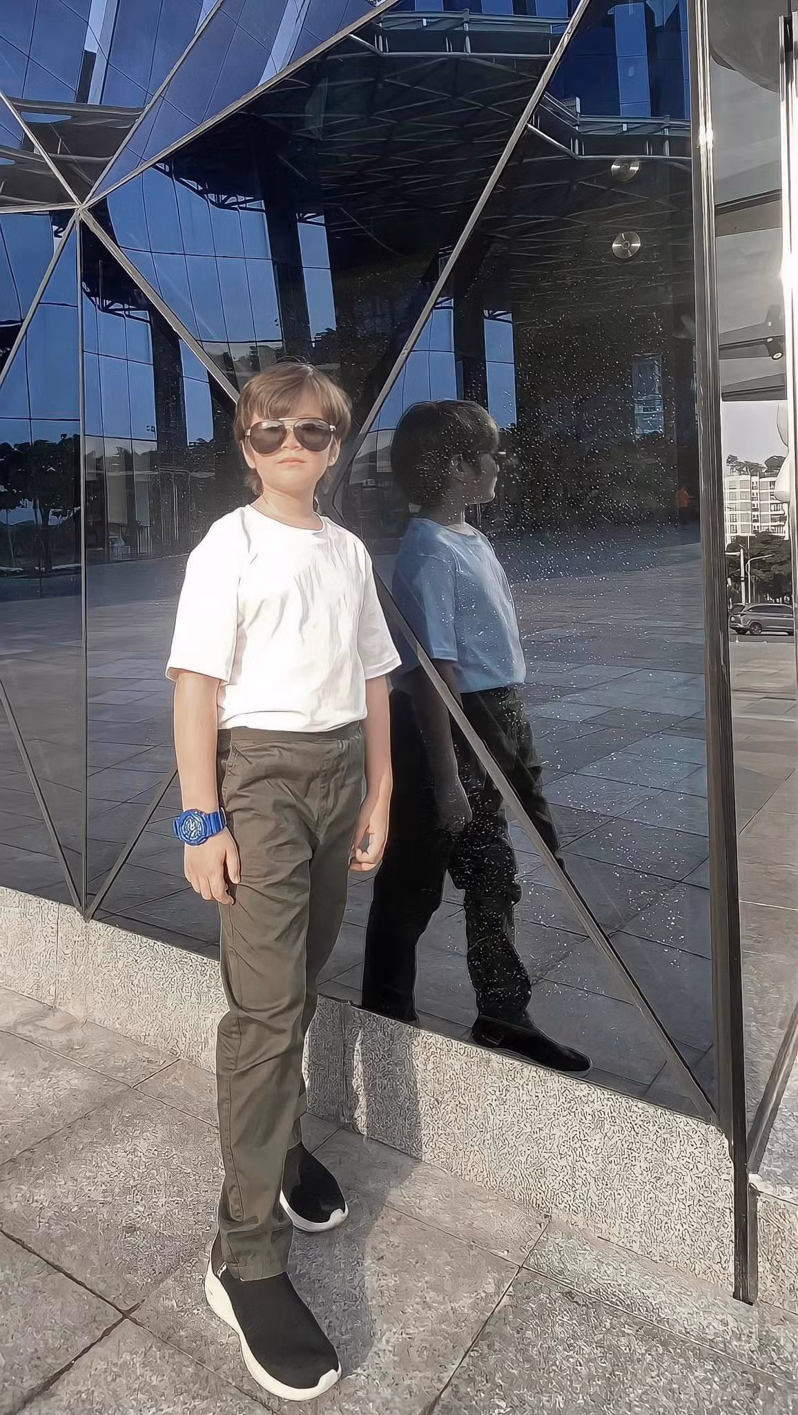 Ngày càng ra dáng "soái ca nhí" nhưng Alfie Túc Mạch vẫn khiến mẹ phải lo lắng vì khả năng nói tiếng Việt chưa tốt ở trên lớp. Để cải thiện thêm khả năng giao tiếp của con, mỹ nhân sinh năm 1987 rèn luyện hằng ngày với con ở nhà và cho bé học thêm tiếng Việt. Mới đây, cô bày tỏ cảm xúc mừng "rơi nước mắt" khi con hoàn thành xuất sắc khóa học.