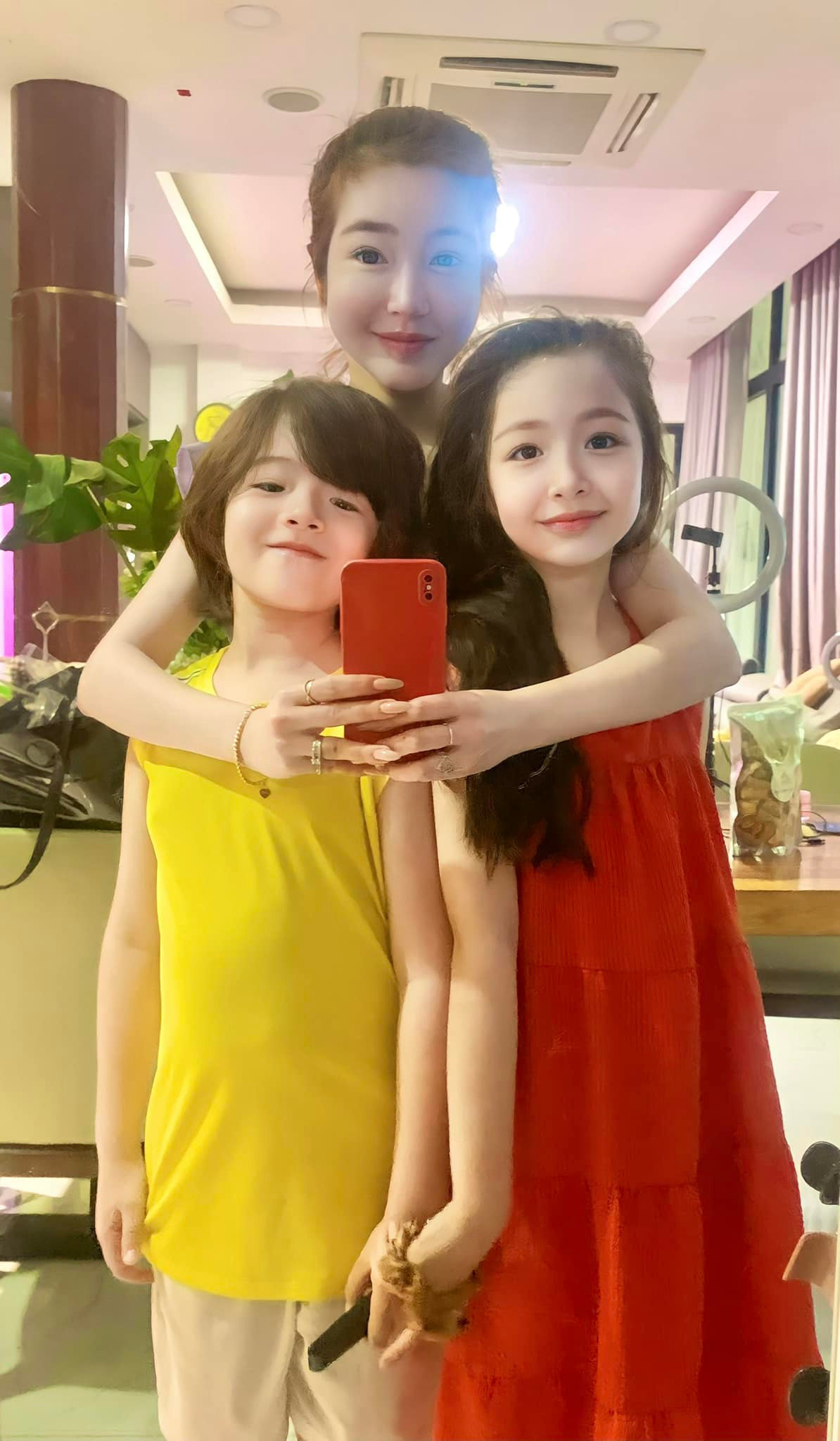 Sau gần 1 năm tố chồng người Mỹ ngoại tình rồi đi đến quyết định ly hôn, Elly Trần mạnh mẽ một mình nuôi dạy hai con ngày càng khôn lớn, thông minh và hiểu chuyện.