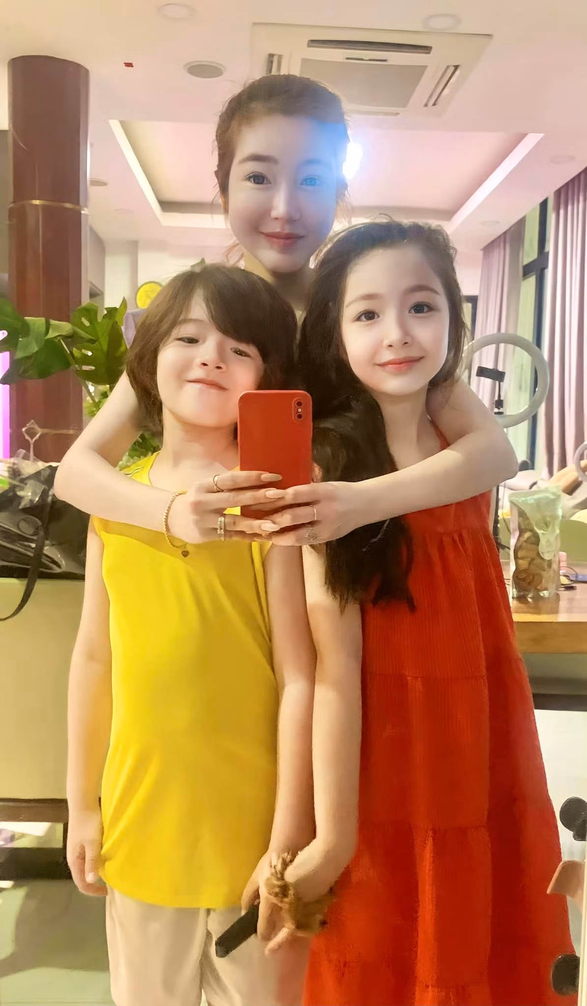 Sau gần 1 năm tố chồng người Mỹ ngoại tình rồi đi đến quyết định ly hôn, Elly Trần mạnh mẽ một mình nuôi dạy hai con ngày càng khôn lớn, thông minh và hiểu chuyện.