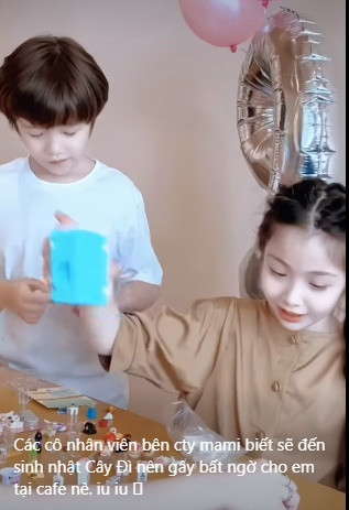 Từ cô cậu bé xíu ngày nào, hai thiên thần nhà Elly Trần nay đã ra dáng người lớn.