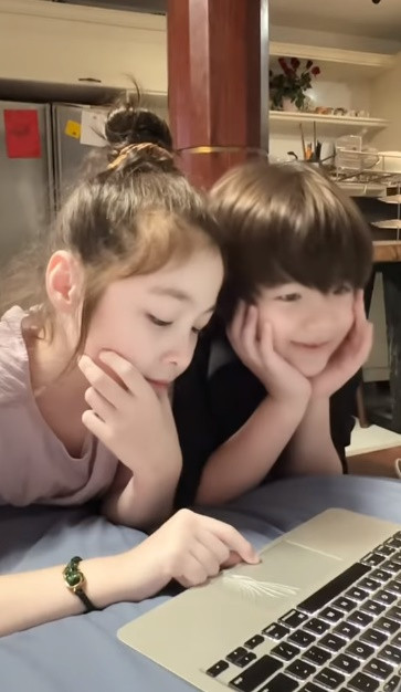 Trong những hình ảnh hay đoạn video chia sẻ về cuộc sống đời thường được Elly Trần chia sẻ trên trang cá nhân, hai con của cô khiến fan "chết mê" với vẻ ngoài đáng yêu.