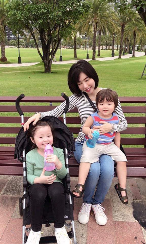 Cô tâm sự động lực giúp mình mạnh mẽ là nhờ gia đình. "Từ xưa đến nay, tài xế tin cậy nhất và có tâm nhất chỉ là ông ngoại. Mong ông ngoại luôn nhiều sức khoẻ và đưa đón tụi con cho đến năm 18 tuổi. Yêu ông ngoại", hot mom 8X bày tỏ lòng biết ơn tới ông ngoại của hai con. tttttt