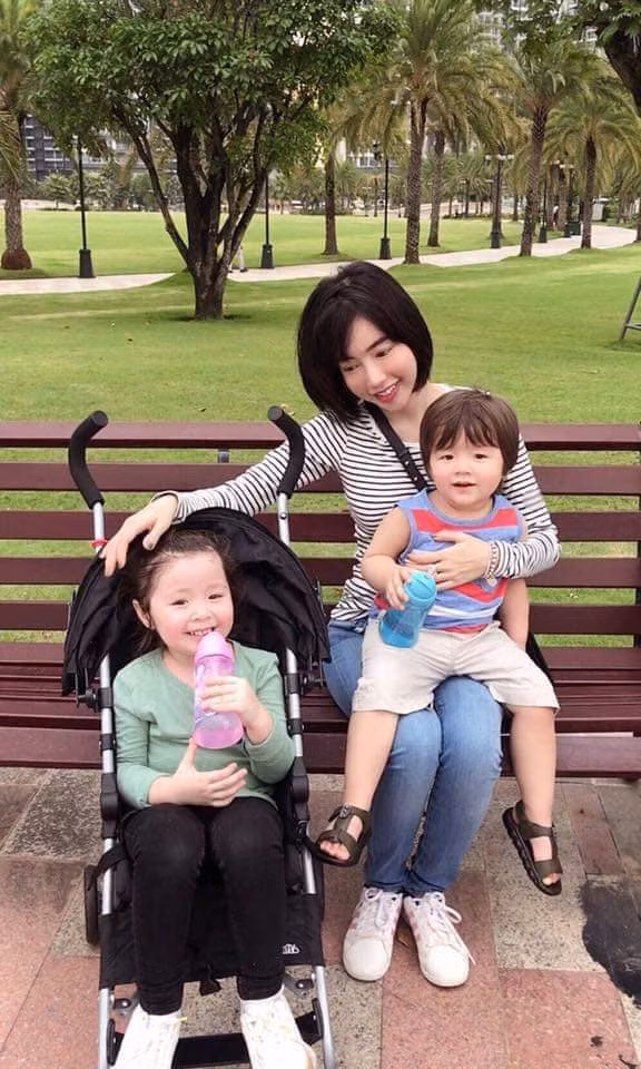 Cô tâm sự động lực giúp mình mạnh mẽ là nhờ gia đình. "Từ xưa đến nay, tài xế tin cậy nhất và có tâm nhất chỉ là ông ngoại. Mong ông ngoại luôn nhiều sức khoẻ và đưa đón tụi con cho đến năm 18 tuổi. Yêu ông ngoại", hot mom 8X bày tỏ lòng biết ơn tới ông ngoại của hai con. tttttt