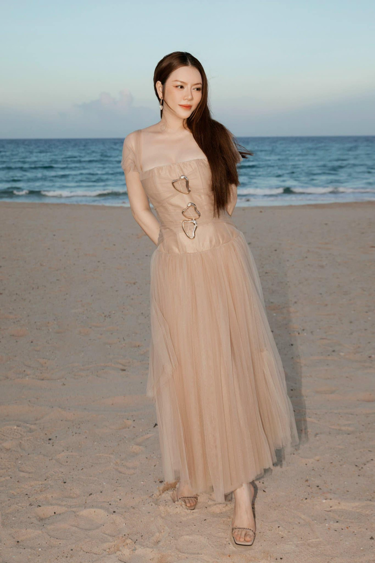 Mỹ nhân "Kiều nữ và đại gia" bày tỏ sau đám cưới Puka: "Rồi câu chuyện cuối cùng thì số phận chị chị em em tôi: Ninh Dương Lan Ngọc, Nam Thư, Thuý Ngân, Khánh Vân ế vẫn hoàn ế khi bó hoa cô dâu thuộc về Minh Tú. Tôi chờ ăn tiệc của em nhé Minh Tú".