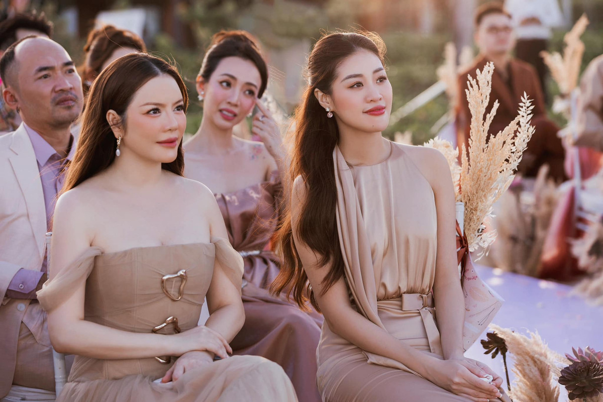 Mỹ nhân 8X khoe vai trần, nước da trắng ngần.