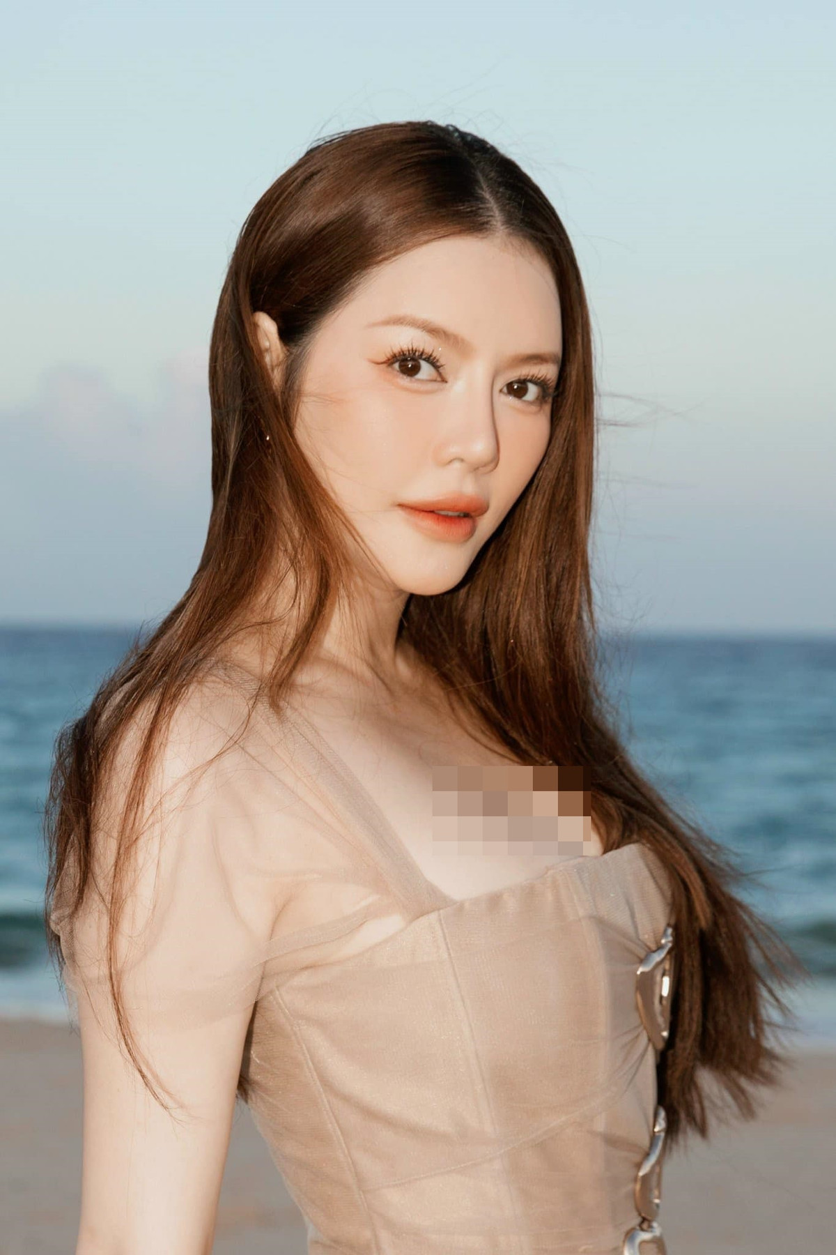 Trước chia sẻ của Lý Nhã Kỳ, danh hài Trường Giang cũng tiết lộ chuyện Thúy Ngân chia tay 4 tháng trước. Có lẽ vì mới gia nhập hội "gái ế Vbiz" cùng với Lý Nhã Kỳ nên nữ diễn viên phim "Gạo nếp gạo tẻ" được đàn chị quan tâm hơn cả.